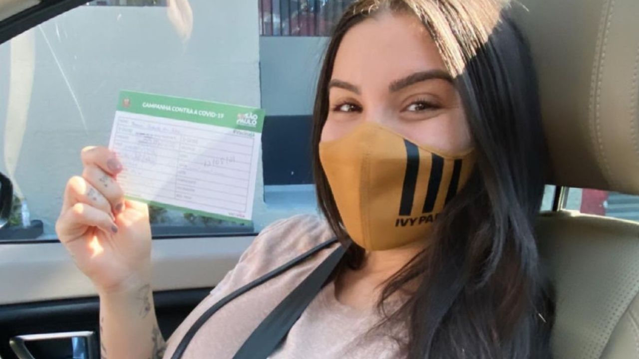 Bianca Andrade toma vacina contra Covid-19: "Alívio, felicidade, emoção"