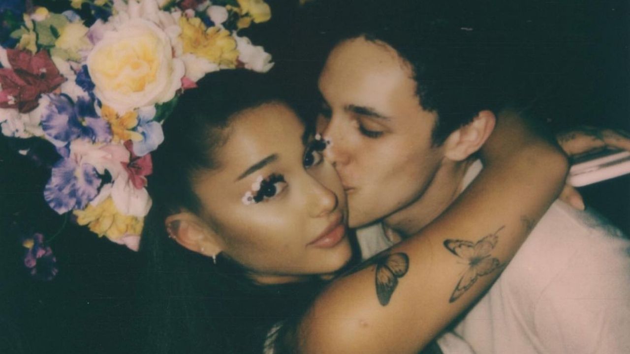 Ariana Grande e Dalton Gomez se casaram em pequena cerimônia, diz site