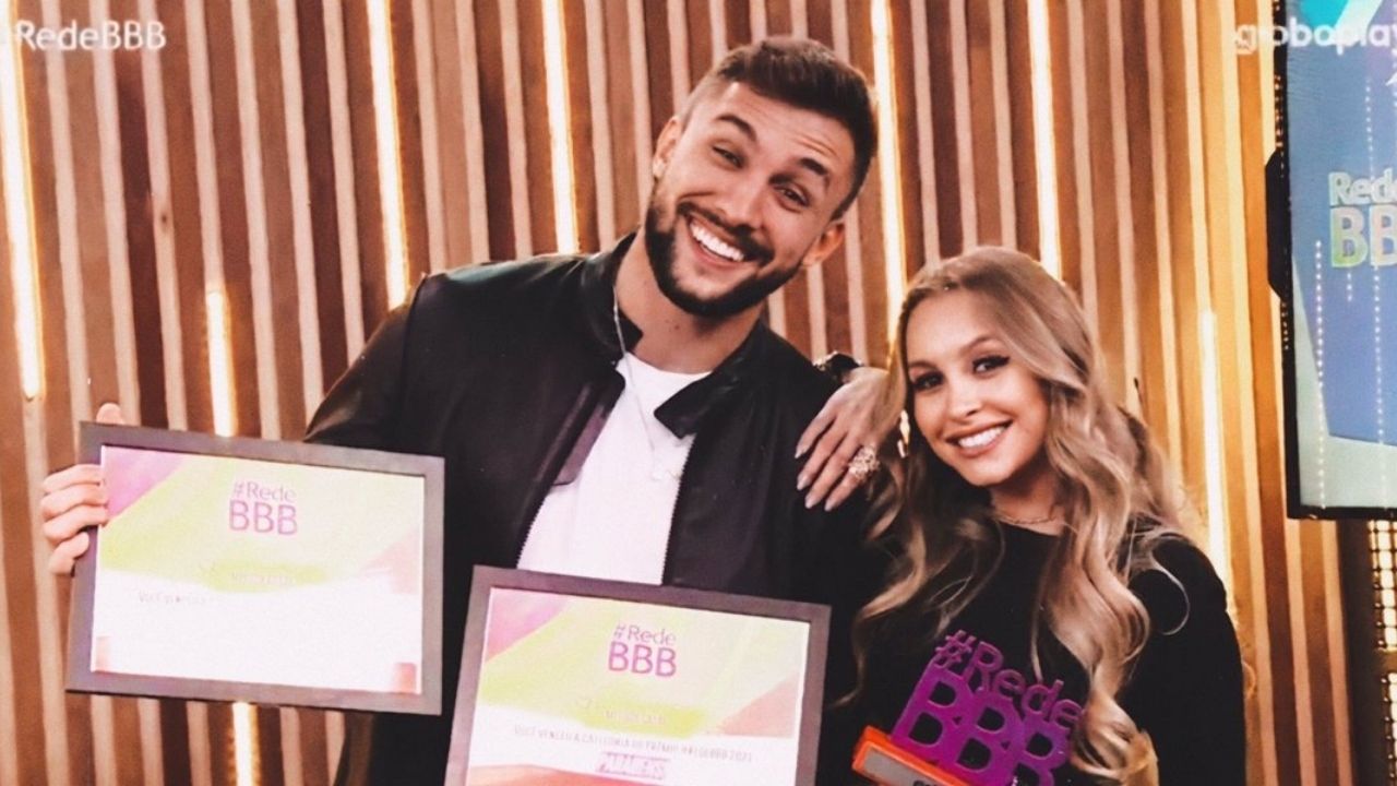 Climão! Arthur e Carla Diaz falam de relacionamento em "A Eliminação"