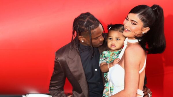 Fofura em família! Kylie, Stormi e Travis Scott se divertem com bexigas d'água; assista