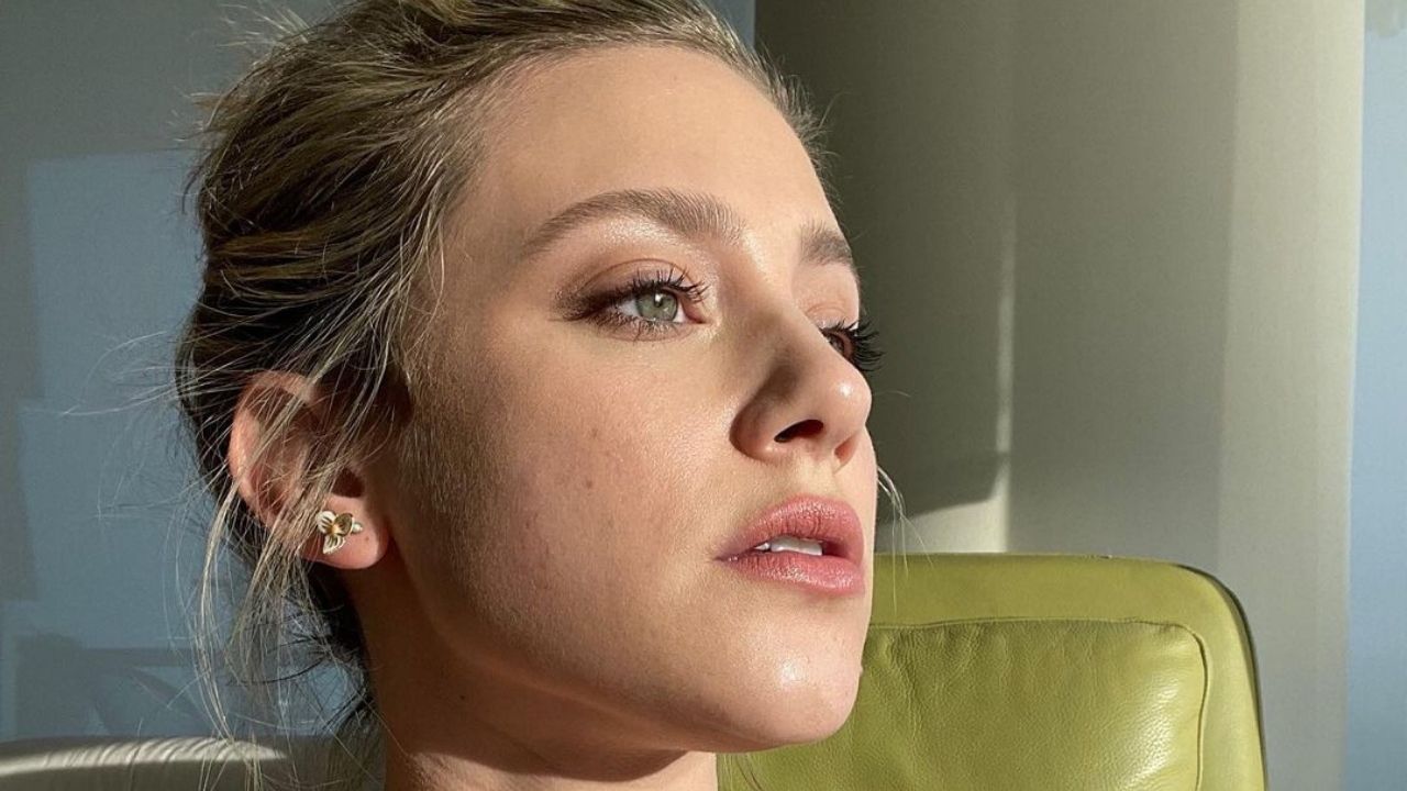 Lili Reinhart faz relato sobre luta contra depressão: "Priorize você mesmo"