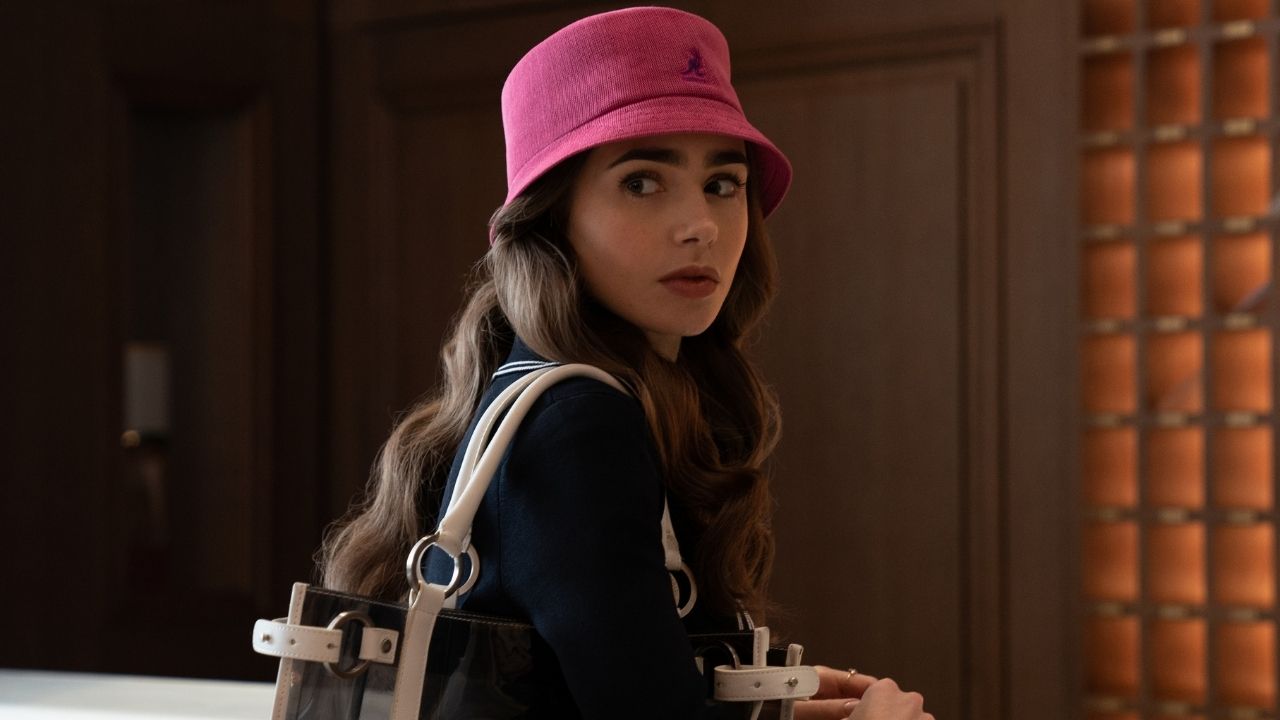 "Emily em Paris": Lily Collins revela nova locação em foto de bastidores da 2ª temporada