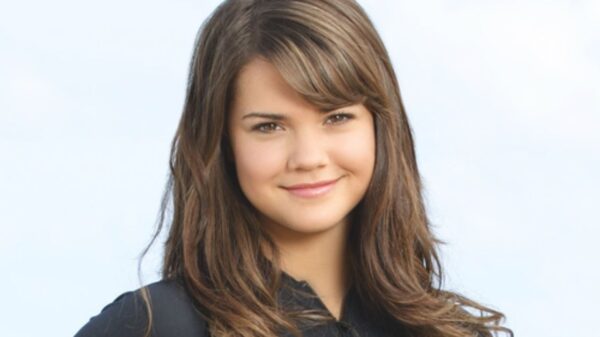 Nostalgia! Maia Mitchell recria coreografia de "Teen Beach Movie"