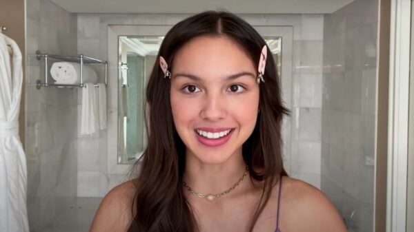 Olivia Rodrigo mostra rotina de skincare e dá dicas de beleza em vídeo