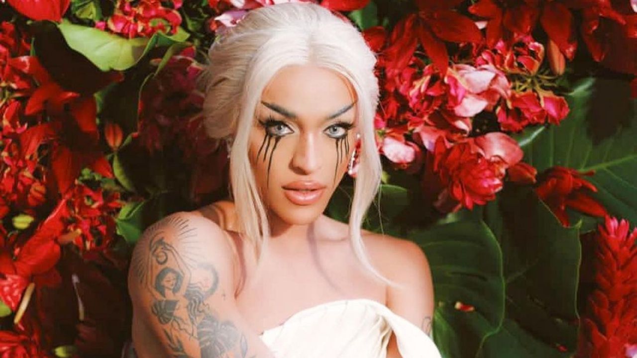 Pabllo vittar divulga bastidores do clipe de "Ama Sofre Chora"
