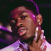 "Sun Goes Down": Lil Nas X visita a si mesmo durante o baile da escola