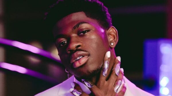 "Sun Goes Down": Lil Nas X visita a si mesmo durante o baile da escola
