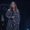 Kelly Clarkson faz cover impecável de “Drivers License”