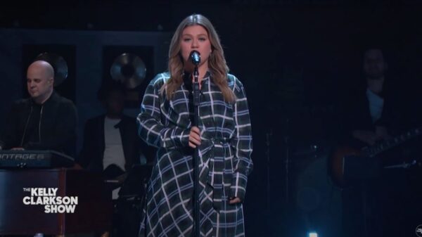 Kelly Clarkson faz cover impecável de “Drivers License”