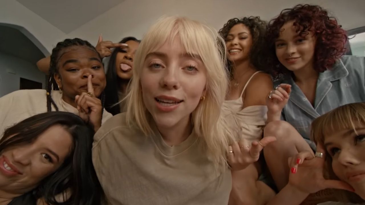 Billie Eilish se diverte com amigas no clipe de "Lost Cause"
