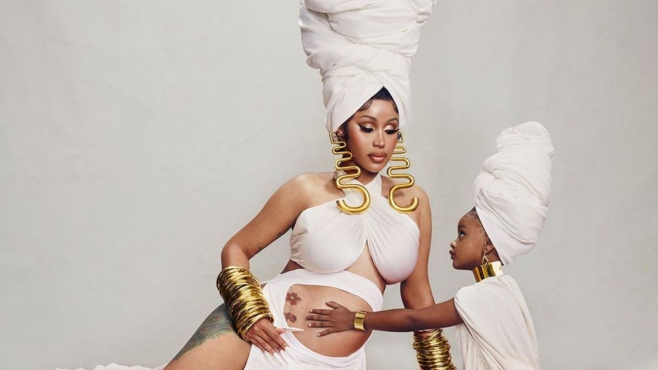 Cardi B compartilha novas fotos da gravidez e fala sobre maternidade