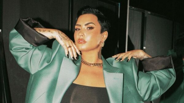 Demi Lovato desabafa sobre relação com pai: "Tentando não acordar triste"