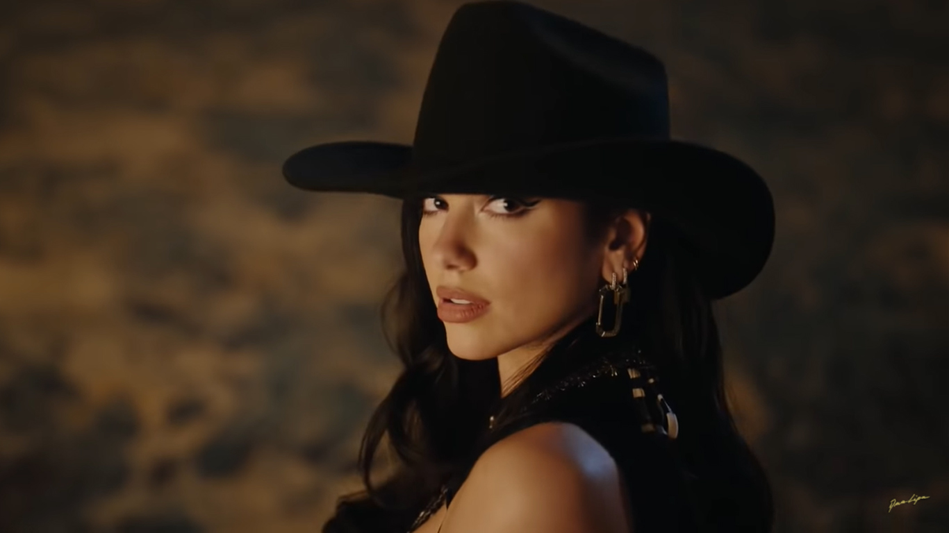 Dua Lipa está pronta para o rodeio no aclamado clipe de "Love Again"