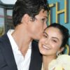 E! News afirma que Camila Mendes e Charles Melton estão namorando