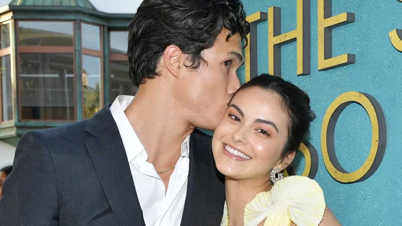 E! News afirma que Camila Mendes e Charles Melton estão namorando