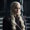 Emilia Clarke relembra gafe do copo de café em episódio de "Game of Thrones"