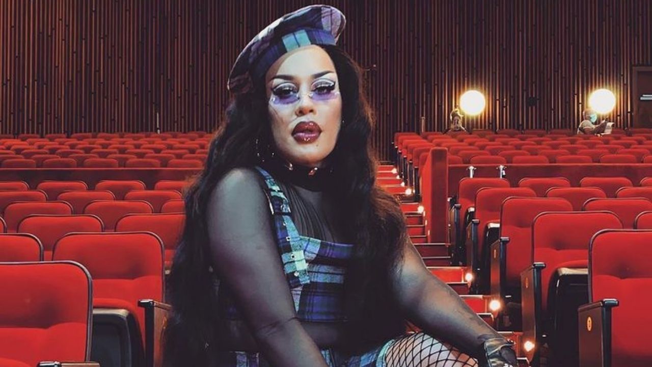 Gloria Groove anuncia novo single com boneca repleta de referências