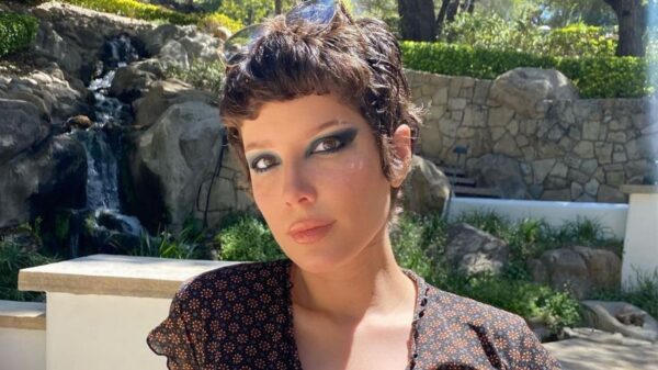 Na reta final da gravidez, Halsey exibe barrigão em novas fotos