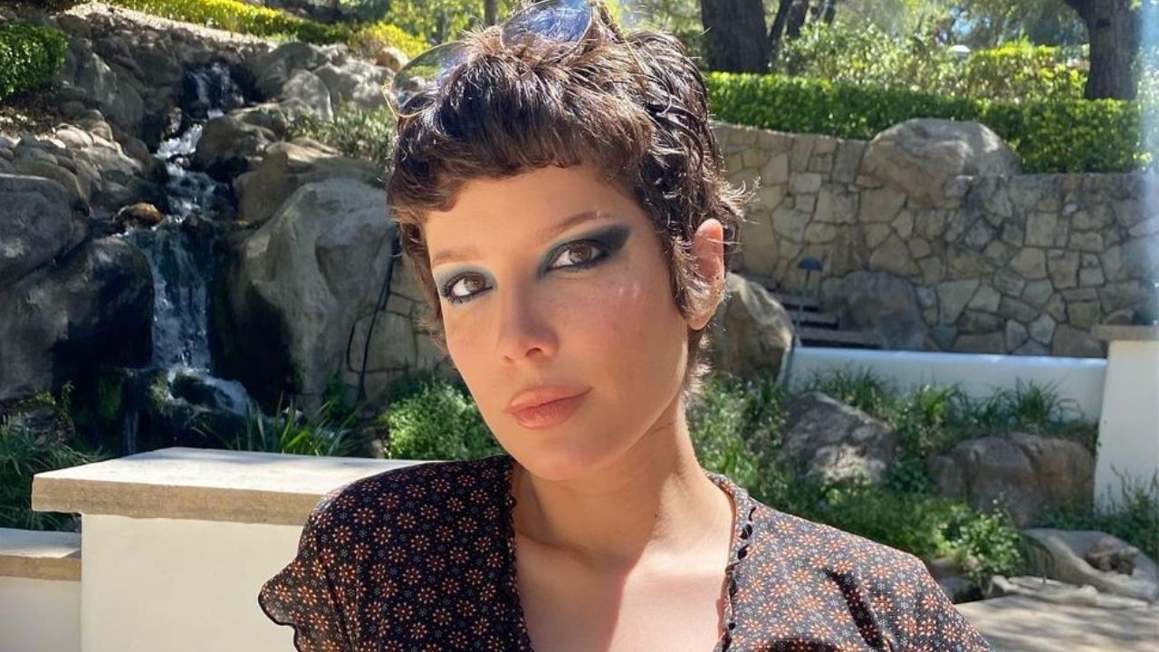 Na reta final da gravidez, Halsey exibe barrigão em novas fotos