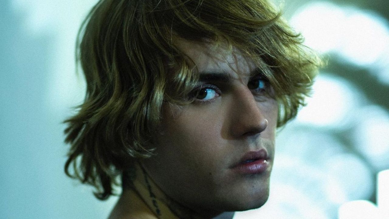 Justin Bieber encontra fãs na porta de casa e sua reação surpreende internautas