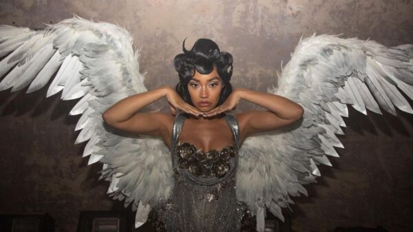 Grávida, Leigh-Anne revela perrengue que enfrentou no clipe de "Heartbreak Anthem"