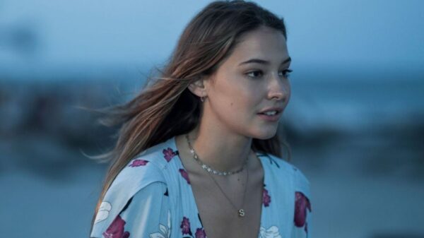 Madelyn Cline é vista pela primeira vez no set de "Entre Facas e Segredos 2"