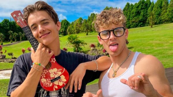 Noah e Josh, do Now United, cantam trecho de "Copacabana", single inédito