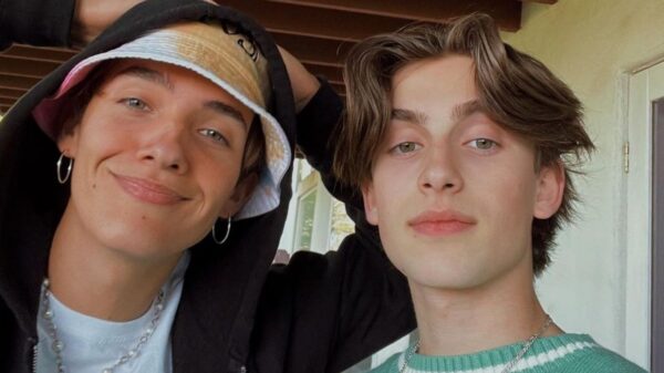 Noah Urrea e Johnny Orlando fazem cover apaixonante de música do Frank Ocean