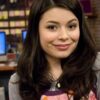 O primeiro beijo de Miranda Cosgrove aconteceu durante iCarly! Entenda