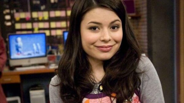 O primeiro beijo de Miranda Cosgrove aconteceu durante iCarly! Entenda