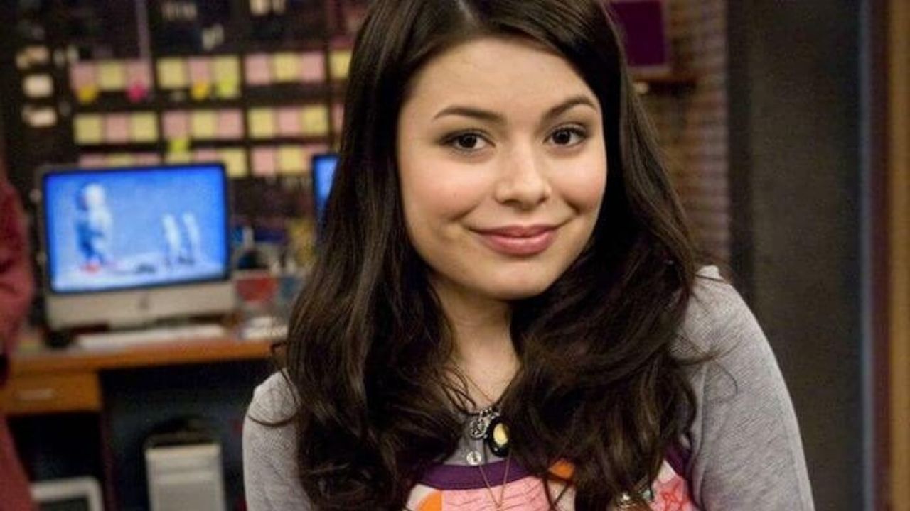 O primeiro beijo de Miranda Cosgrove aconteceu durante iCarly! Entenda