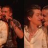 Rolou um clima? Fã relembra vídeo de Alex Turner e Miles Kane cantando bem juntinhos