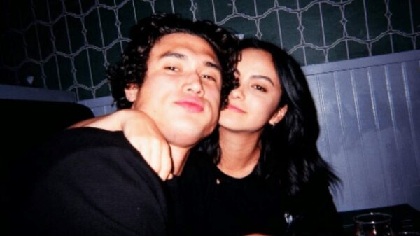 Voltaram Camila Mendes e Charles Melton são vistos em jantar com looks combinando