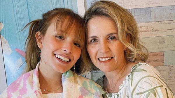Mãe de Larissa Manoela revela insatisfação em viagem e dá unfollow na filha