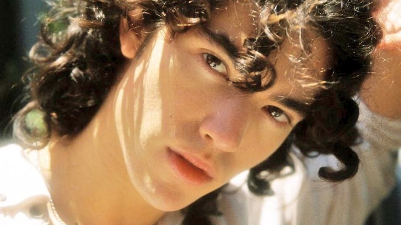 Conan Gray reflete sobre amor em sensível novo single - ouça "People Watching"