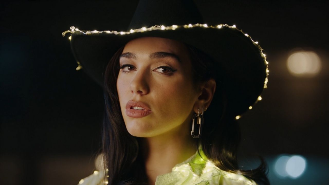 Nova versão do clipe de "Love Again", de Dua Lipa, é divulgada