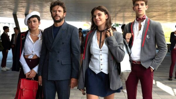 Atores de 'Elite' fazem tatuagem combinando