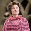 "The Crown": foto inédita da quinta temporada mostra Imelda Staunton como nova Rainha Elizabeth II