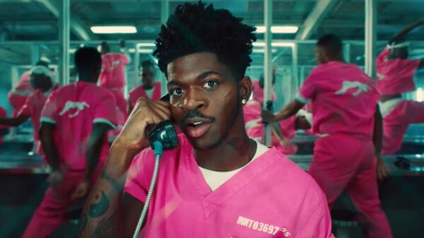 Lil Nas X está preso em ousado clipe de “Industry Baby”, parceria com Jack Harlow - assista!