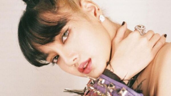 Lisa, do BLACKPINK, posta Stories enigmático e fãs especulam: "Debut solo?"