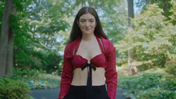 Lorde fala sobre novo álbum, desejo de colaborar com Harry Styles e mais em vídeo para Vogue