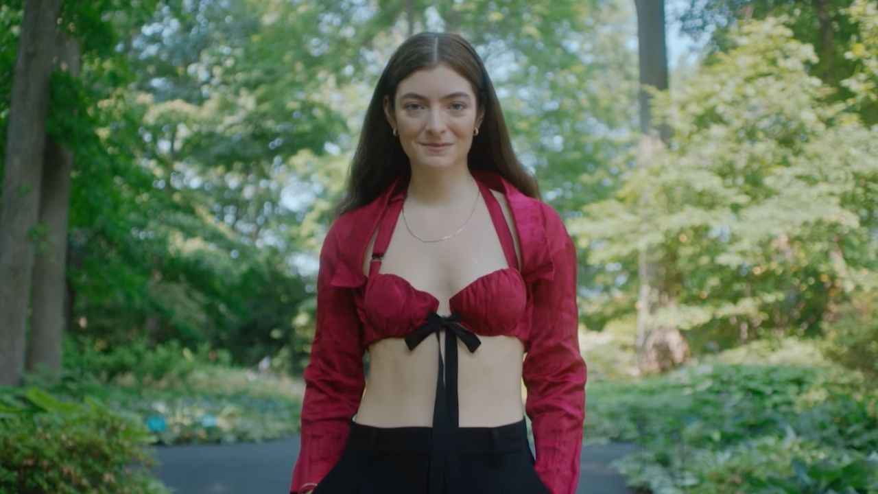 Lorde fala sobre novo álbum, desejo de colaborar com Harry Styles e mais em vídeo para Vogue