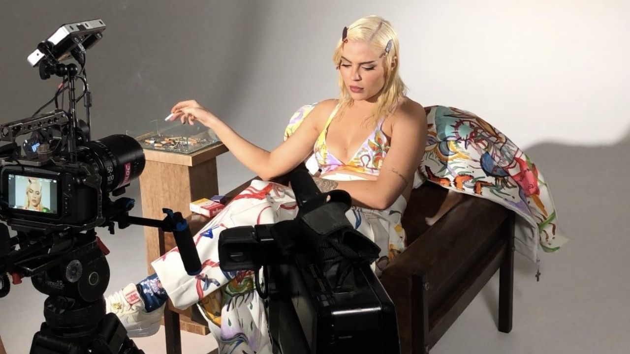 Luísa Sonza divulga lyric video de "Penhasco", marcado por muita angústia e emoção