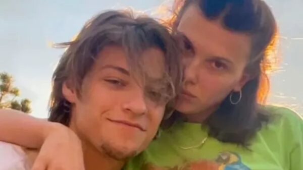 Millie Bobby Brown posa com filho de Bon Jovi e fãs shippam - veja as fotos!