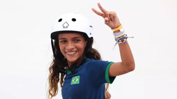 Rayssa Leal, a Fadinha, faz história e é prata no skate street nas Olimpíadas