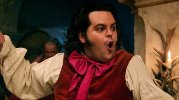 Sexualidade de LeFou deve ser abordada em série spin-off de “A Bela e a Fera”, diz Josh Gad