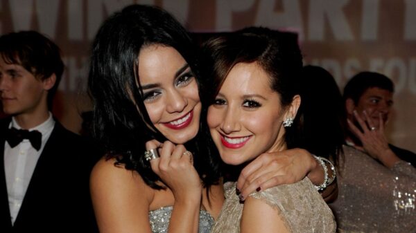 Nostalgia! Vanessa Hudgens compartilha fotos antigas no aniversário de Ashley Tisdale