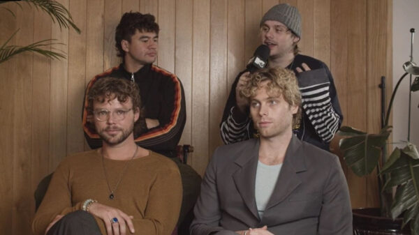 Grupo 5 Seconds of Summer posicionado para entrevista