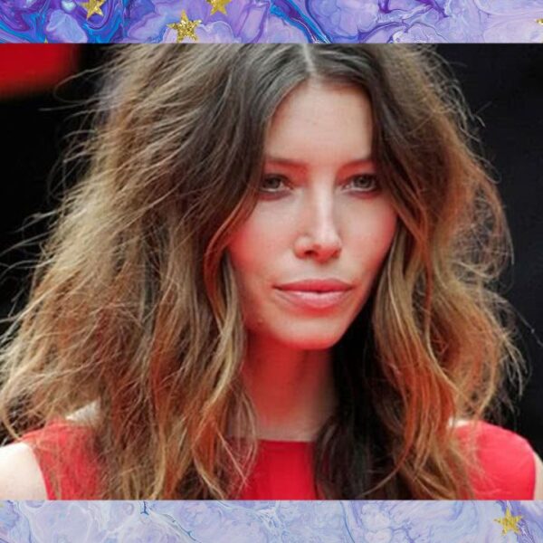 Mulher com cabelos cacheados com frizz e ressecamento