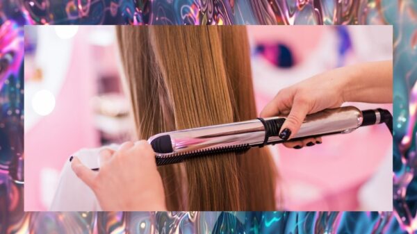 Pessoa utilizando chapinha para alisar o cabelo em um salão de beleza.